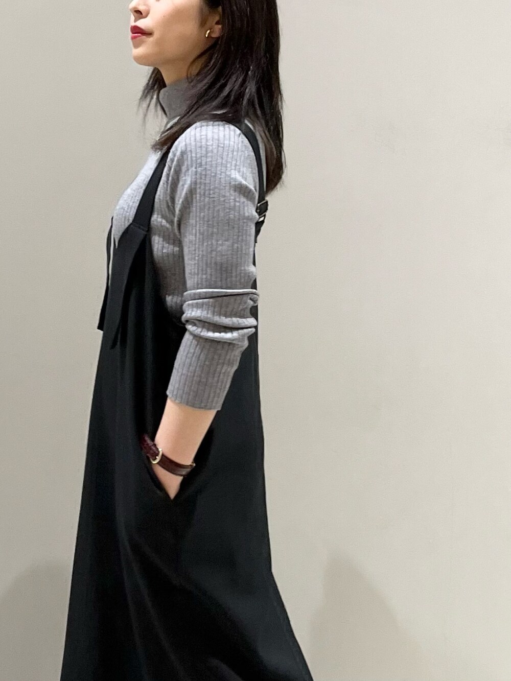 ブラック系のワンピース/ドレス、グレー系のニット/セーター、ホワイト系のショルダーバッグを着用したレディースの秋コーディネートの2枚目の写真