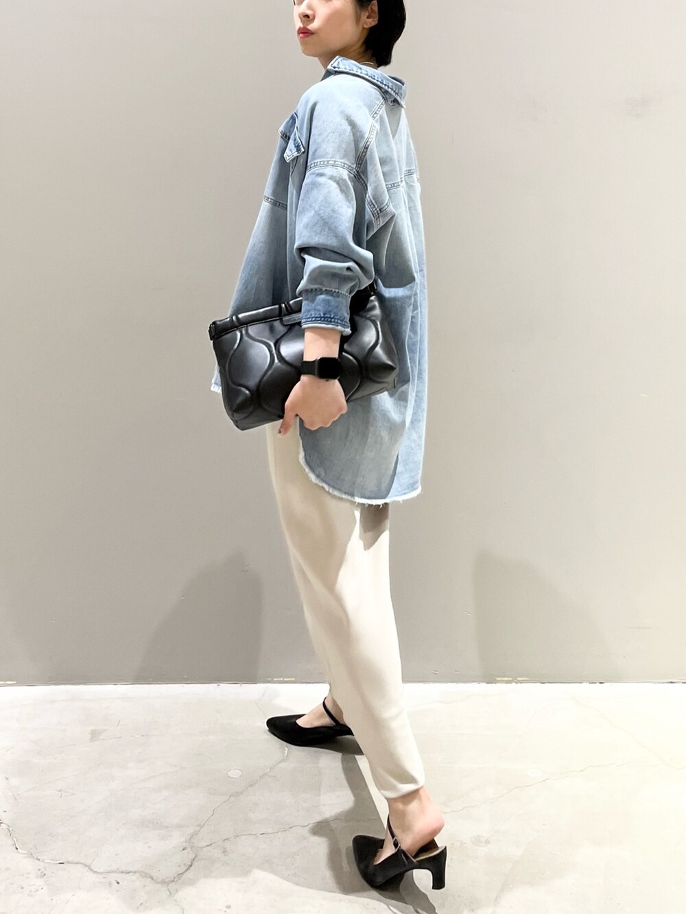 ホワイト系のスカート、ブラック系のバッグ、ブラック系のその他シューズを着用したレディースの夏コーディネートの3枚目の写真