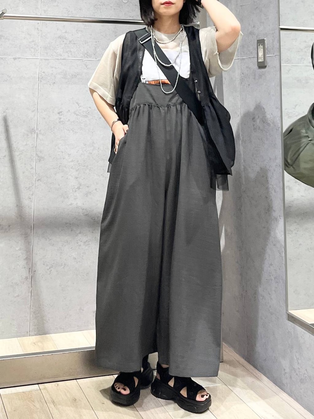 「カジュアル、モード、ベーシック/シンプル、デート/ロマンティック、楽ちんコーデ、女子会、きれいめカジュアル_LEPSIM、LEPSIM、おでかけ、シンプルコーデ、サロペット、ワンピース、リネン・透けアイテム、ベスト、シアートップス」｜「LEPSIMの3連ボールネックレス　287544（ネックレス、シルバー系）」を使った、エムアイさん（レディース・162cm）の夏コーディネートの4枚目の写真