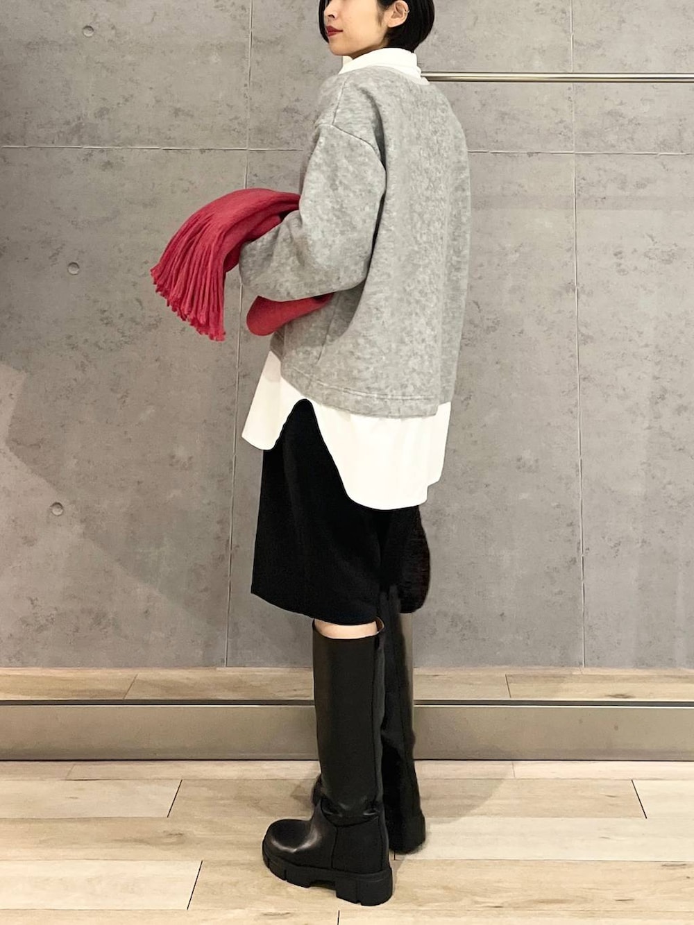 ブラック系のその他パンツ、ブラック系のブーツ、ブラック系のショルダーバッグを着用したレディースの冬コーディネートの4枚目の写真