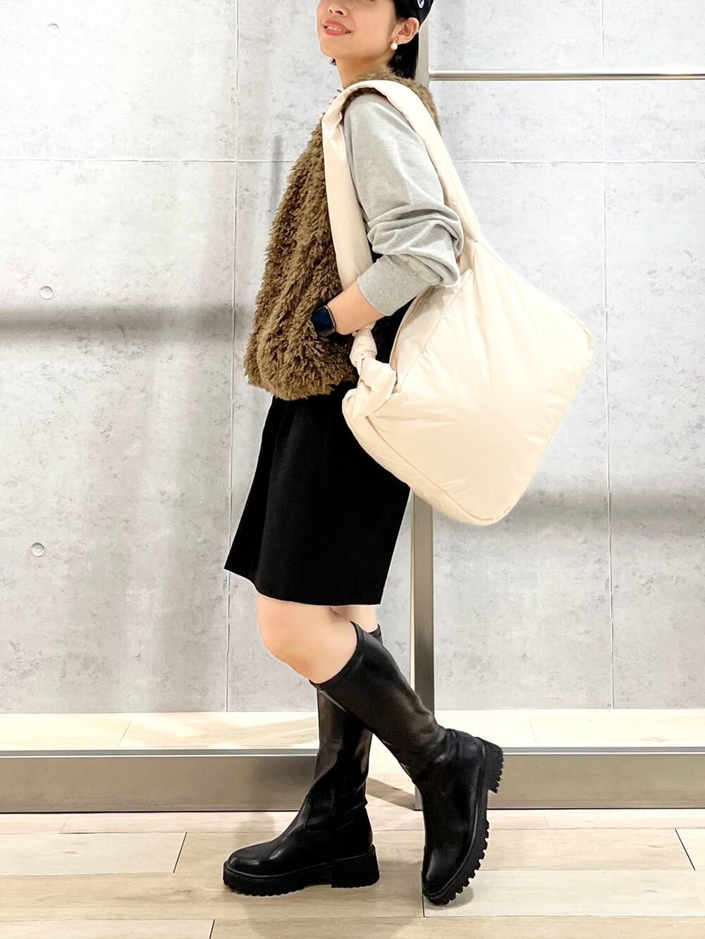 ブラウン系のベスト、ブラック系のその他パンツ、グレー系のTシャツ/カットソーを着用したレディースの秋コーディネートの3枚目の写真