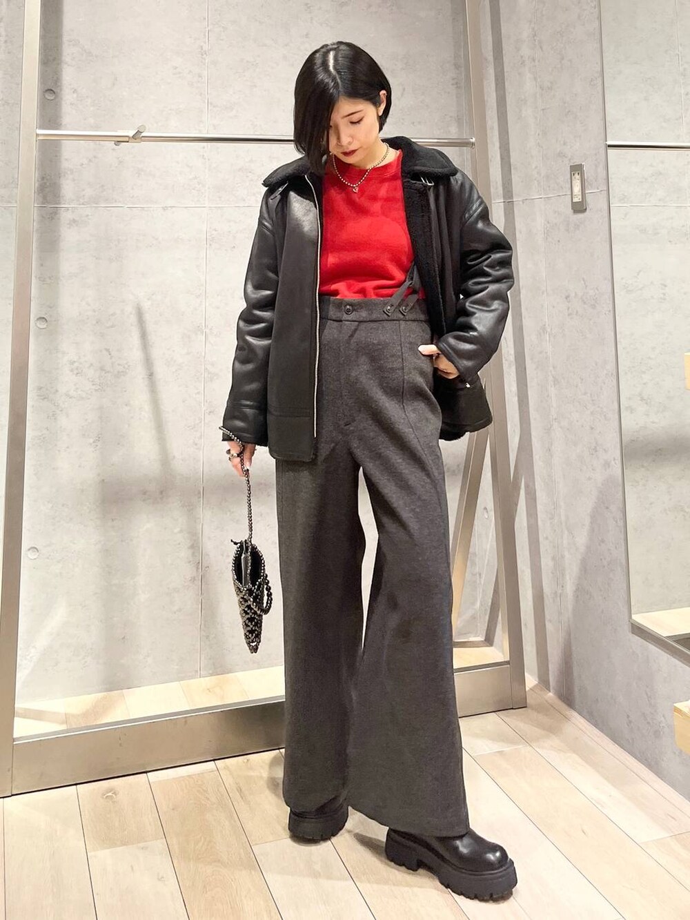 シルバー系のショルダーバッグ、グレー系のその他パンツ、ブラック系のその他アウターを着用したレディースの秋コーディネートの2枚目の写真