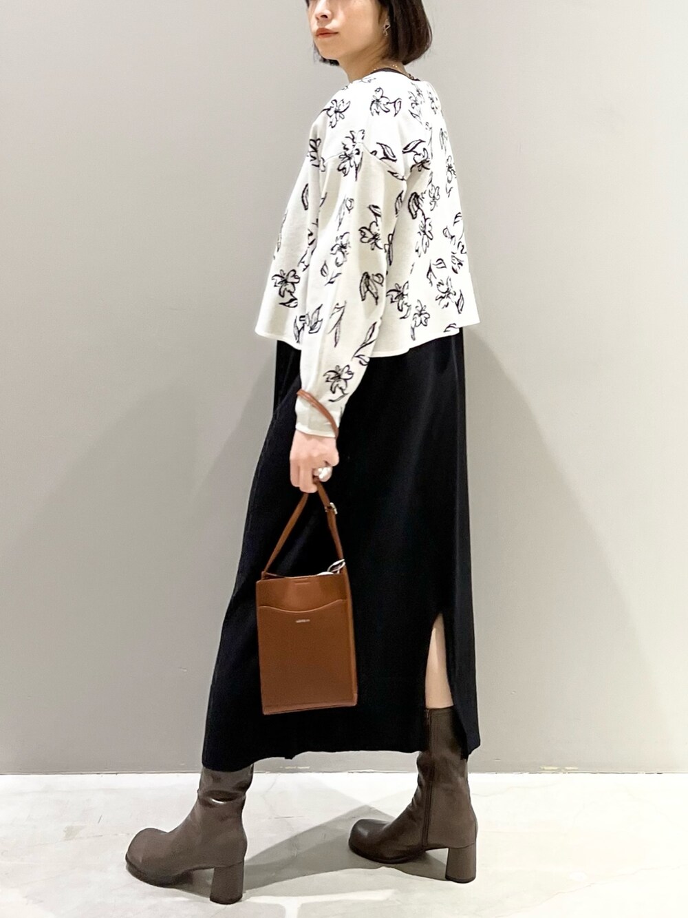 「LEPSIM、レプシィム(LEPSIM)、ニット、モノトーン、スクエアバッグ、春服みてみて、春コーデ、ブーツ、ショルダーバッグ、花柄、ワンピース、ニットワンピース、キレイめカジュアル、シンプルコーデ、着回しコーデ」｜「LEPSIMのオブリークトゥミディブーツ　175491（ブーツ、ブラウン系）」を使った、エムアイさん（レディース・162cm）の春コーディネートの4枚目の写真