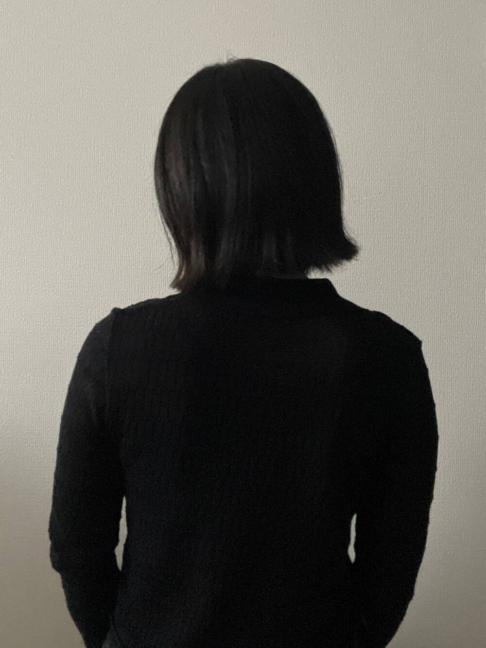 ブラック系のニット/セーター、ブラック系のベルトを着用したレディースの夏コーディネートの2枚目の写真