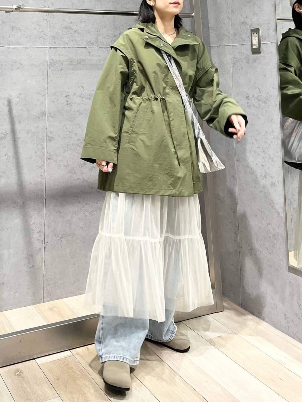 ブルー系のデニムパンツ、グリーン系のその他アウター、ベージュ系のその他シューズを着用したレディースの冬コーディネートの3枚目の写真