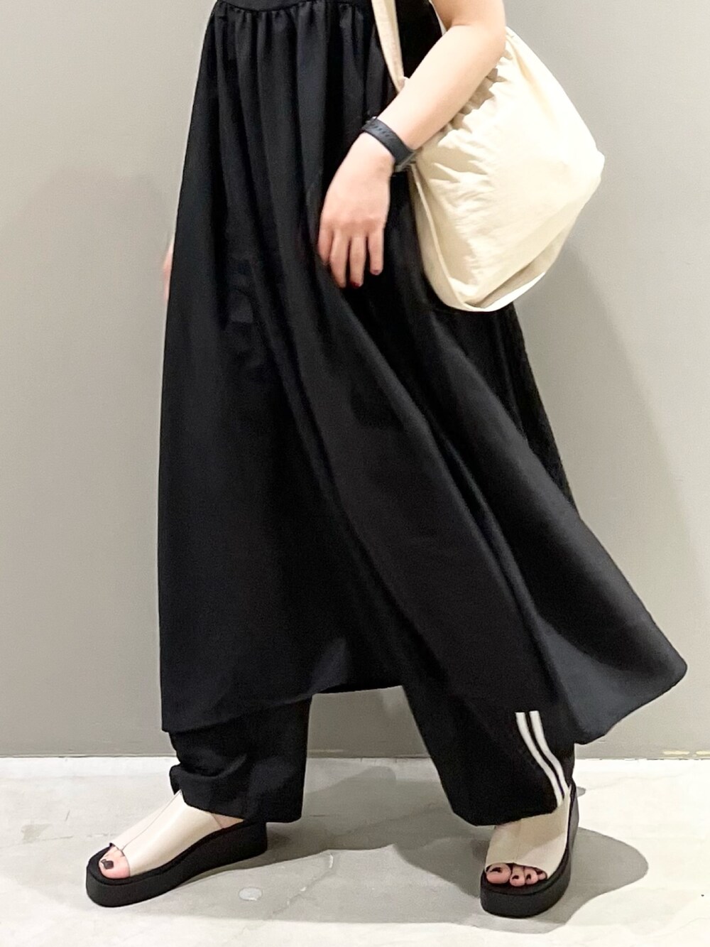 「LEPSIM、レプシィム(LEPSIM)、キャップ、モノトーン、ストリート、ワンピース、ラインパンツ、厚底シューズ、ショルダーバッグ、オトナカジュアル、NEW ERA、キャミワンピ、厚底サンダル、スポーティ、楽チンコーデ」｜「LEPSIMのラインパンツ（パンツ、ブラック系）」を使った、エムアイさん（レディース・162cm）の夏コーディネートの9枚目の写真
