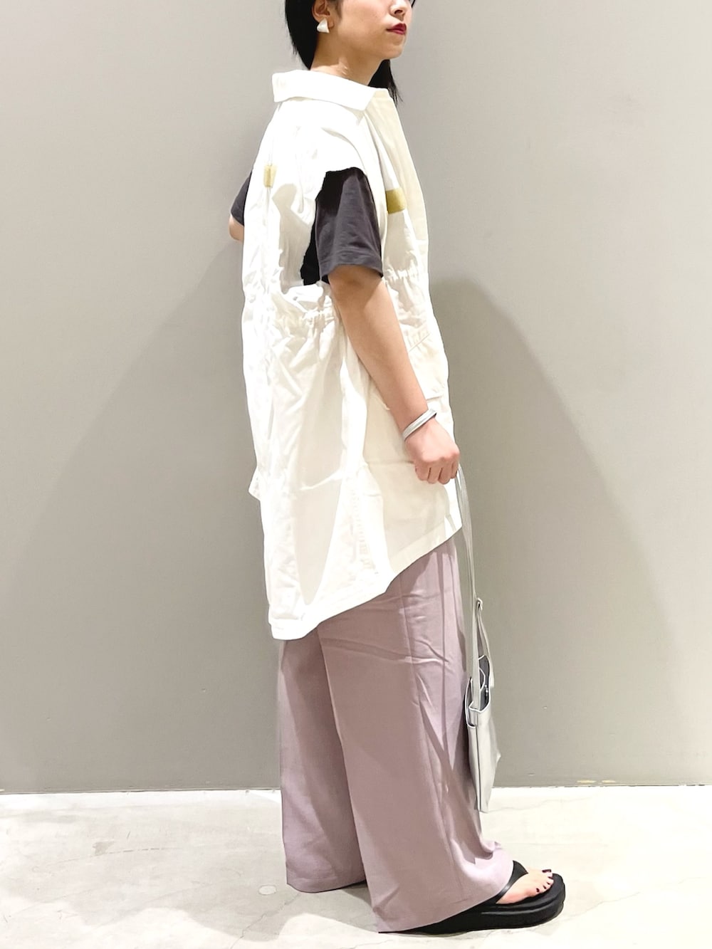 ピンク系のパンツ、ブラック系のサンダル、シルバー系のバッグを着用したレディースの秋コーディネートの3枚目の写真