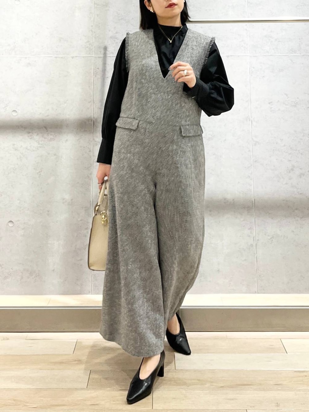 ブラック系のパンプス、ホワイト系のサロペット/オーバーオール、ブラック系のシャツ/ブラウスを着用したレディースの冬コーディネートの5枚目の写真