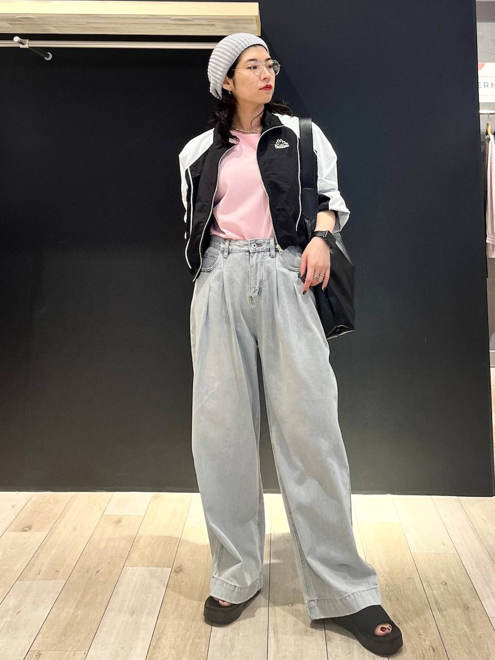 ピンク系のTシャツ/カットソー、ブラック系のトートバッグ、ブラック系のサンダルを着用したレディースの春コーディネートの5枚目の写真