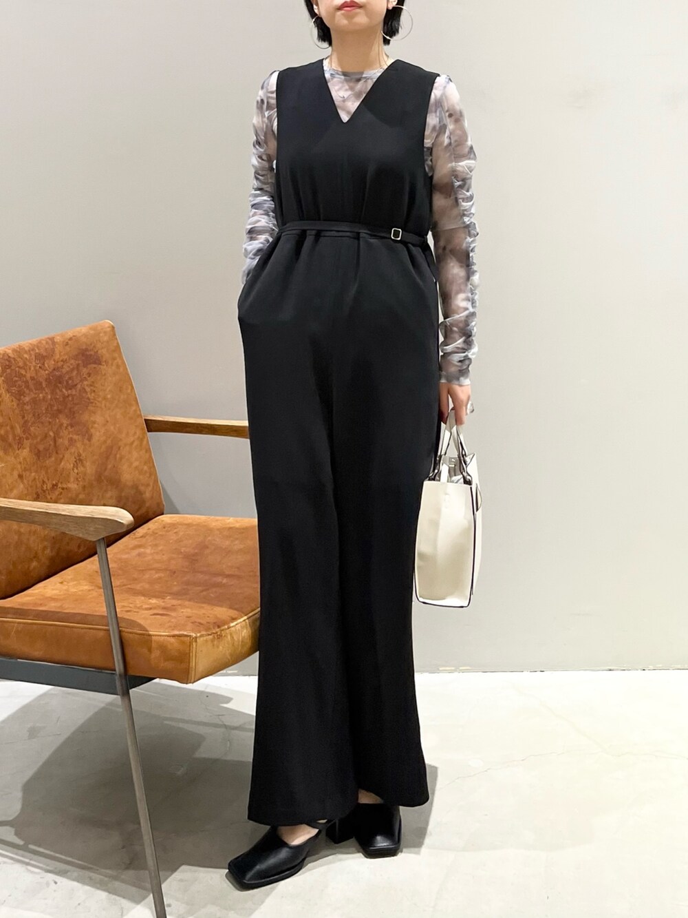 「LEPSIM、レプシィム(LEPSIM)、オケージョン、結婚式、結婚式二次会スタイル、オールインワン、シアートップス、ショルダーバッグ、トートバッグ、パンプス、スクエアトゥ、ドレス、ドレスシューズ、プチプラ、パーティースタイル」｜「LEPSIMのVネックオールインワン【jours heureux】　964369（つなぎ/オールインワン、ブラック系）」を使った、エムアイさん（レディース・162cm）の夏コーディネートの9枚目の写真