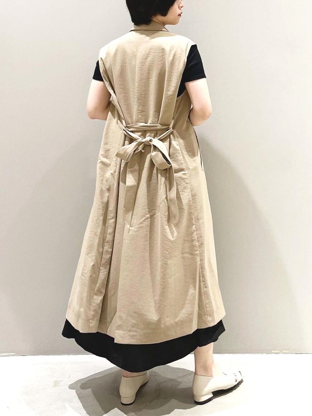 ベージュ系のジャケット/アウター、ホワイト系のパンプス、ブラック系のワンピースを着用したレディースの春コーディネートの5枚目の写真