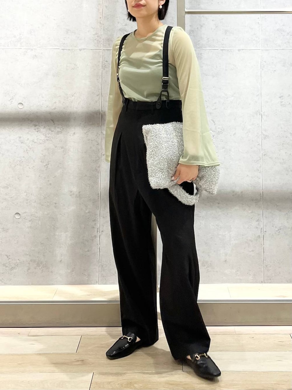 ブラック系のキャミソール、ブラック系のローファー、ブラック系のその他パンツを着用したレディースの秋コーディネートの8枚目の写真