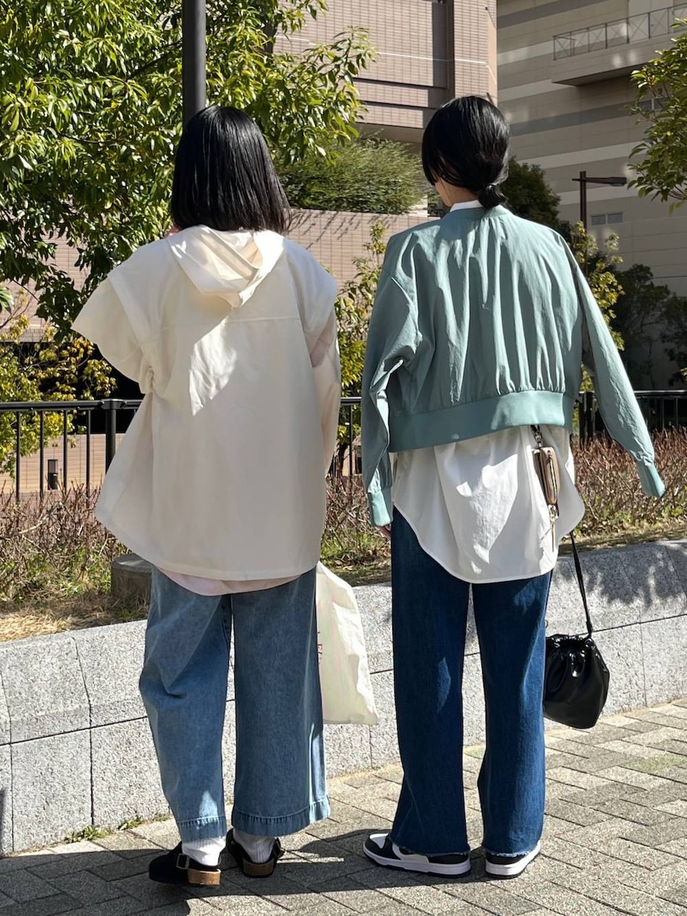 グリーン系のベスト、ブルー系のデニムパンツ、ピンク系のシャツ/ブラウスを着用したレディースの春コーディネートの3枚目の写真