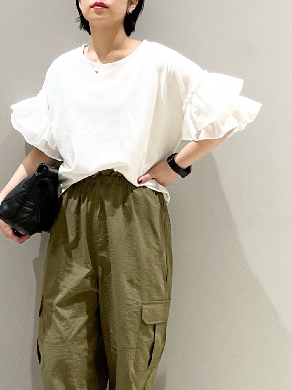 シルバー系のサンダル、ブラック系のバッグ、ホワイト系のTシャツ/カットソーを着用したレディースの秋コーディネートの5枚目の写真