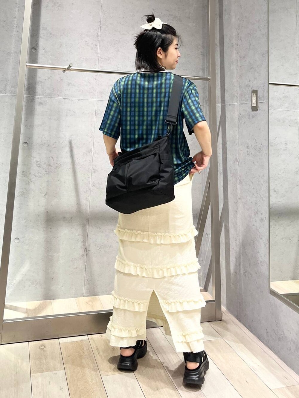 ブラック系のサンダル、ブラック系のショルダーバッグ、ホワイト系のマタニティウェア/グッズを着用したレディースの夏コーディネートの4枚目の写真