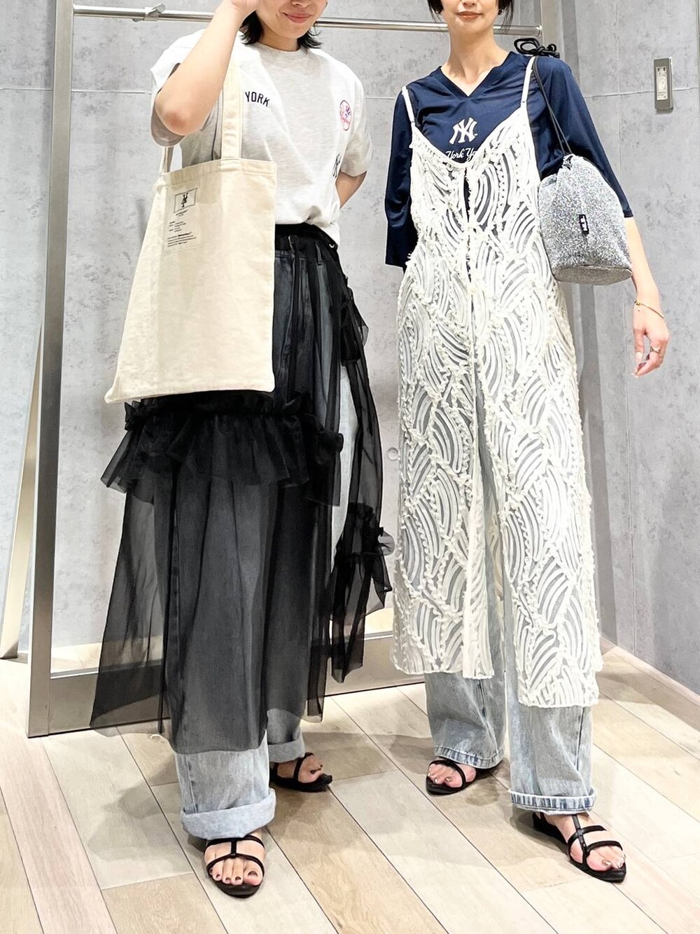 ブラック系のサンダル、ホワイト系のワンピース、ブラック系のスカートを着用したレディースの夏コーディネートの6枚目の写真