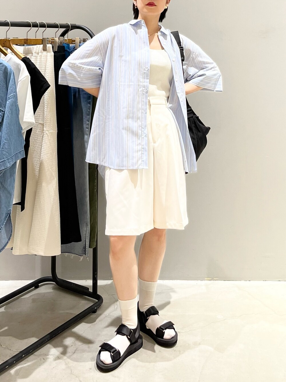 ブラック系のサンダル、ホワイト系のその他パンツ、ブルー系のシャツ/ブラウスを着用したレディースの夏コーディネートの2枚目の写真