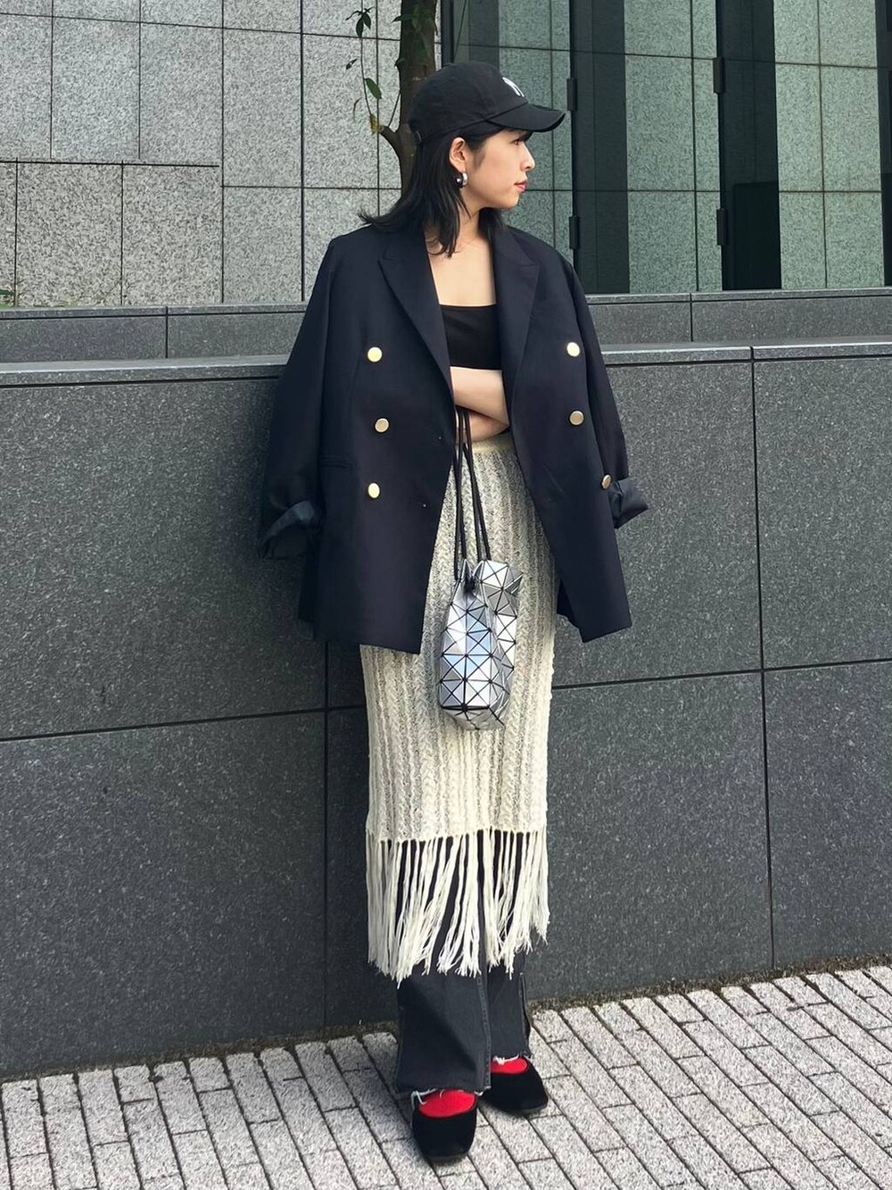 ブルー系のテーラードジャケット、ブラック系のバレエシューズ、ブラック系のデニムパンツを着用したレディースの秋コーディネートの5枚目の写真