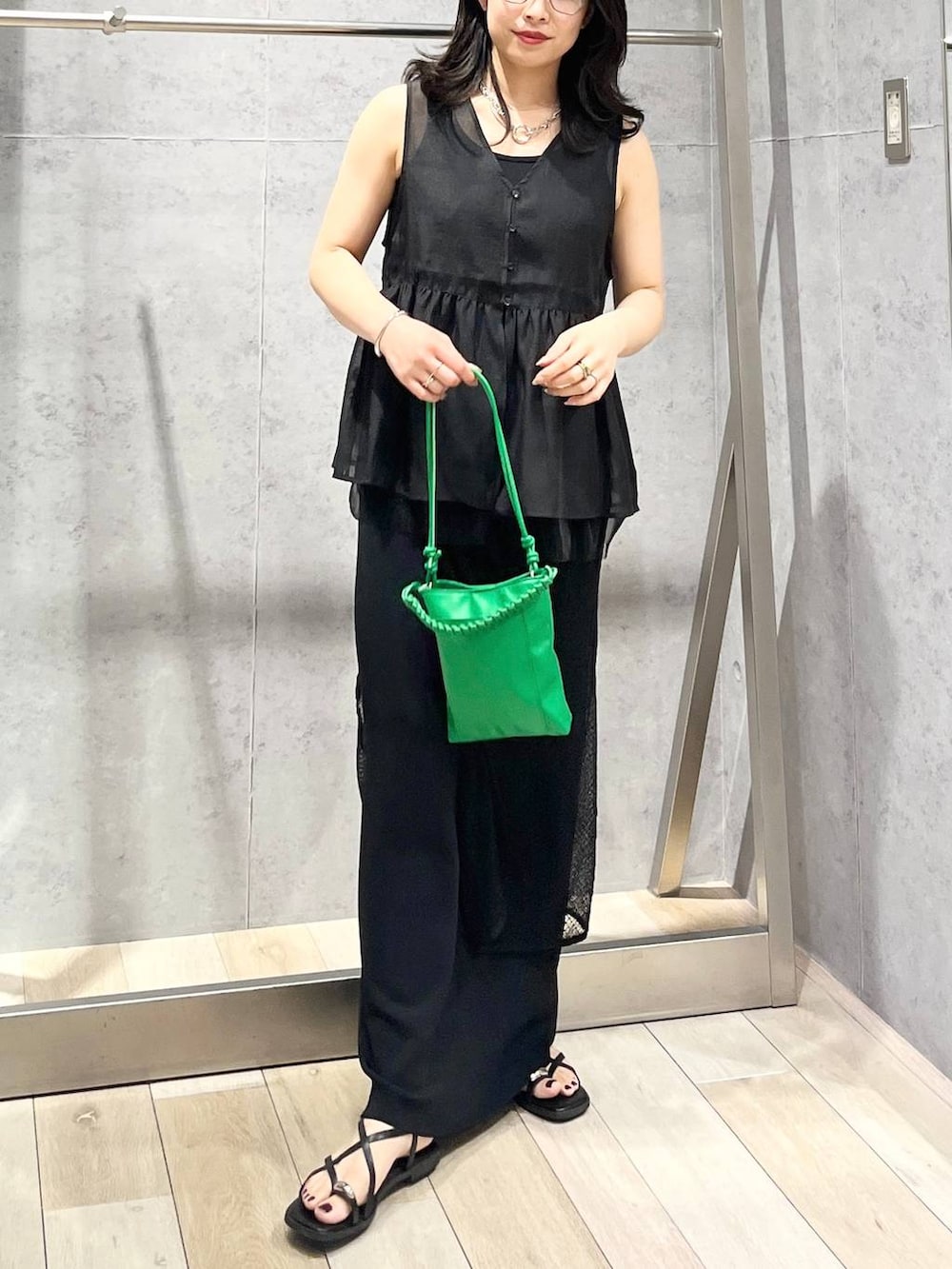 「春色、夏コーデ、ベスト、モノトーン、スカート、スカーフ、サンダル、メガネ、カジュアル、モード、ベーシック/シンプル、デート/ロマンティック、楽ちんコーデ、春コーデ、女子会」｜「LEPSIMの14ゲージニットナロースカート　242468（スカート、ブラック系）」を使った、エムアイさん（レディース・162cm）の夏コーディネートの7枚目の写真