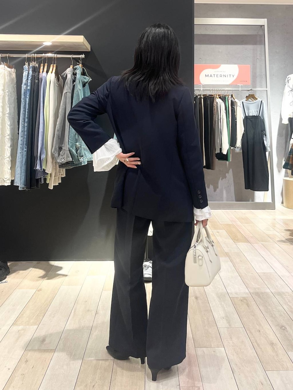 ホワイト系のTシャツ/カットソー、ブルー系のスーツパンツ、ブルー系のスーツジャケットを着用したレディースの冬コーディネートの4枚目の写真