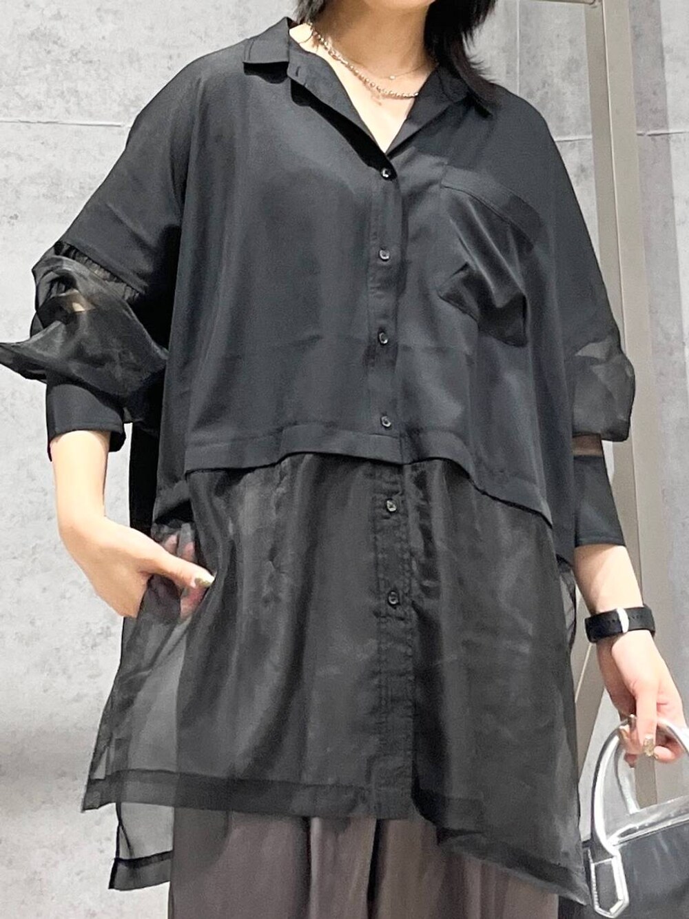 グレー系のその他パンツ、シルバー系のボストンバッグ、その他のバレエシューズを着用したレディースの秋コーディネートの7枚目の写真