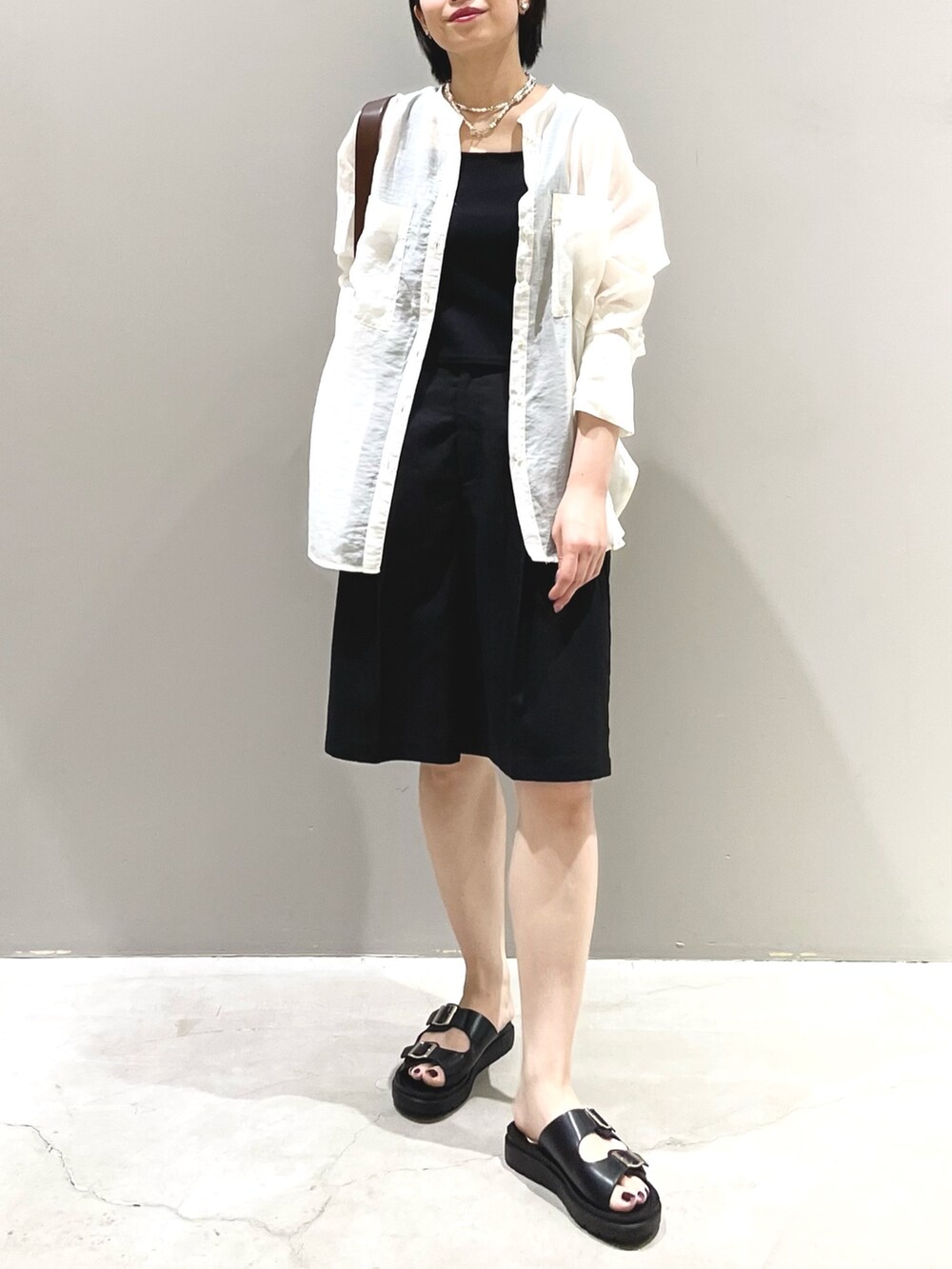 ブラウン系のショルダーバッグ、ブラック系のサンダル、ブラック系のその他パンツを着用したレディースの夏コーディネートの6枚目の写真