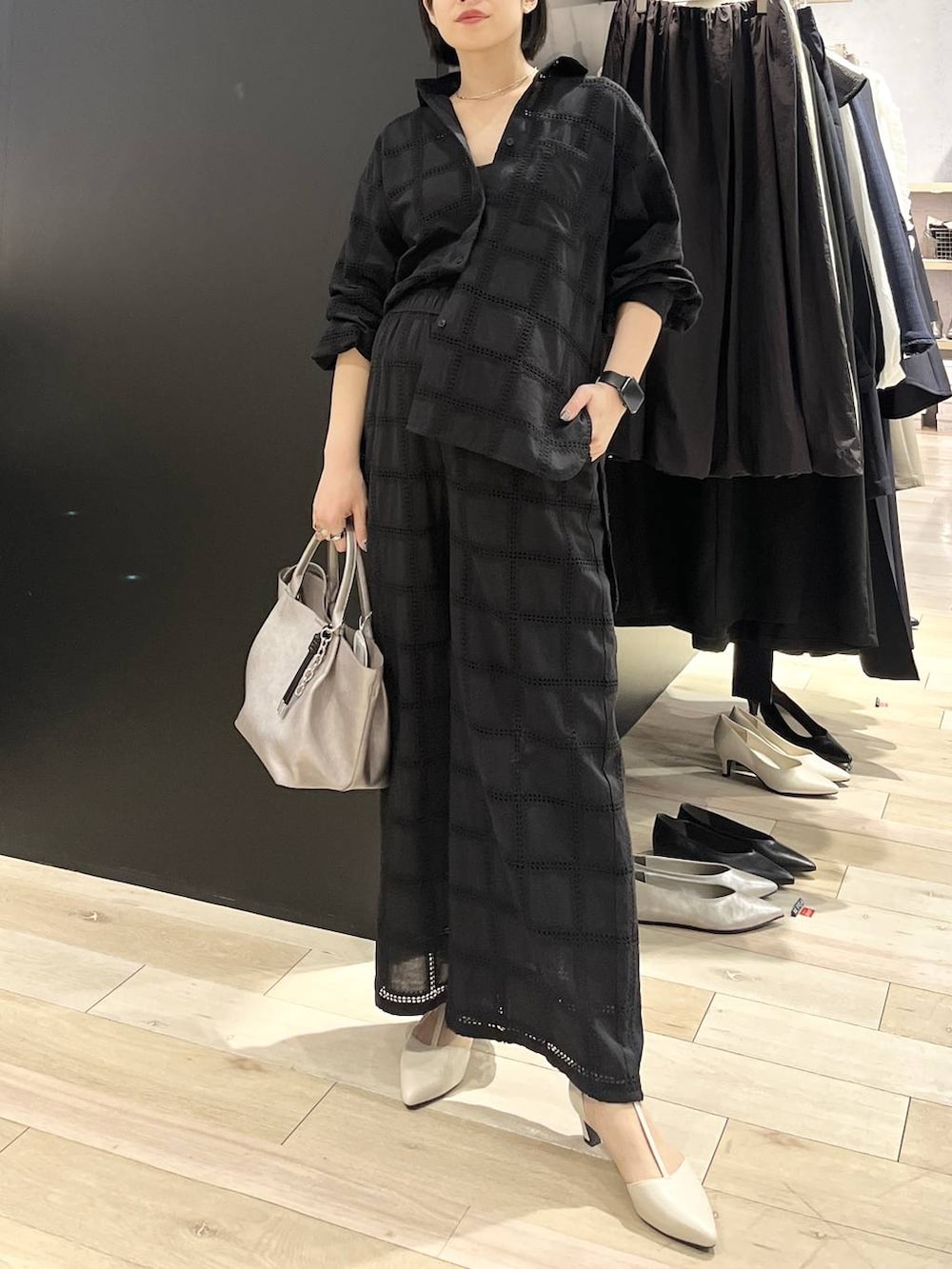 ホワイト系のパンプス、ブラック系のその他パンツ、その他のトートバッグを着用したレディースの冬コーディネートの2枚目の写真