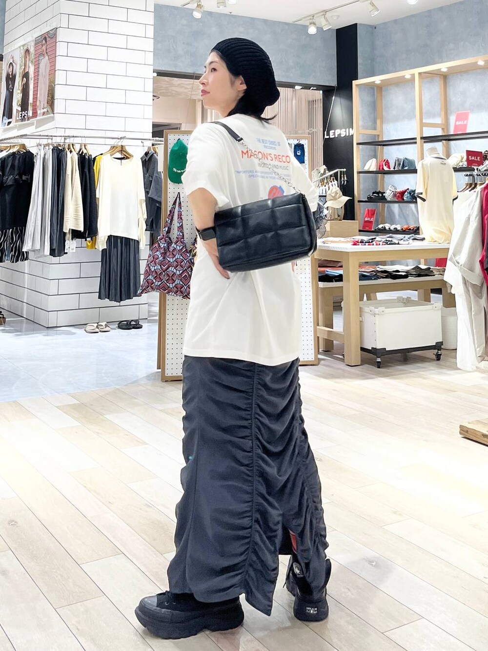 「ロングスカート、カジュアル、モード、ベーシック/シンプル、デート/ロマンティック、楽ちんコーデ、女子会、きれいめカジュアル_LEPSIM、LEPSIM、Tシャツ、スカート、ニット帽、ショルダーバッグ、バッグ、夏コーデ」｜「LEPSIMのパデット2WAYショルダー　103831（ショルダーバッグ、ブラック系）」を使った、エムアイさん（レディース・162cm）の夏コーディネートの2枚目の写真