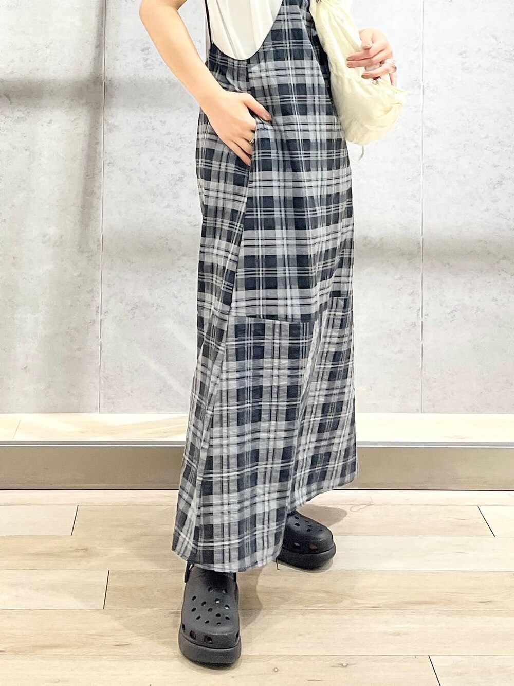 ブラック系のサンダル、ホワイト系のTシャツ/カットソー、ホワイト系のショルダーバッグを着用したレディースの夏コーディネートの4枚目の写真