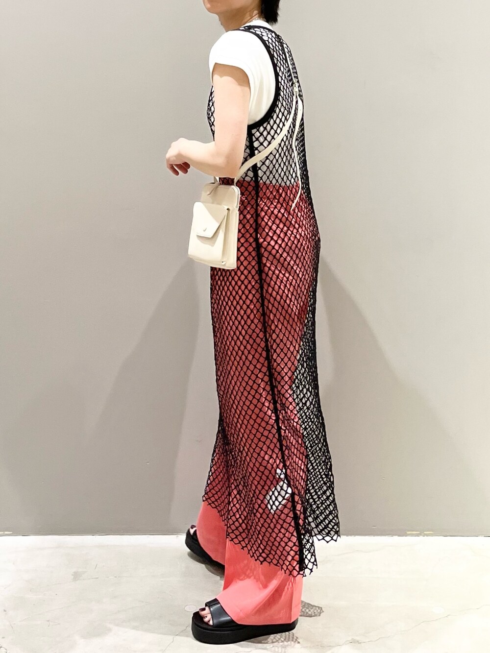 ピンク系のデニムパンツ、ホワイト系のTシャツ/カットソー、ブラック系のワンピースを着用したレディースの夏コーディネートの2枚目の写真