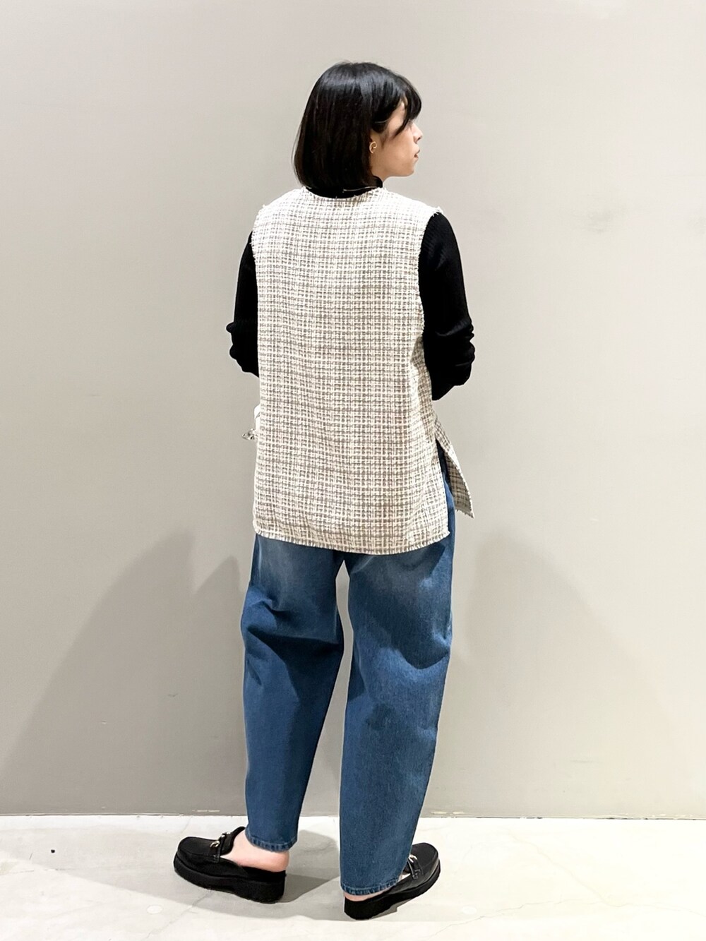 「LEPSIM、レプシィム(LEPSIM)、ベスト、ツイード、デニム、デニムパンツ、ニット、ハイネック、カーブパンツ、ローファー、ハンドバッグ、お出かけコーデ、シンプルコーデ、オトナカジュアル、プチプラ」｜「LEPSIMのカーブデニムパンツ　356528（デニムパンツ、ブルー系）」を使った、エムアイさん（レディース・162cm）の夏コーディネートの3枚目の写真