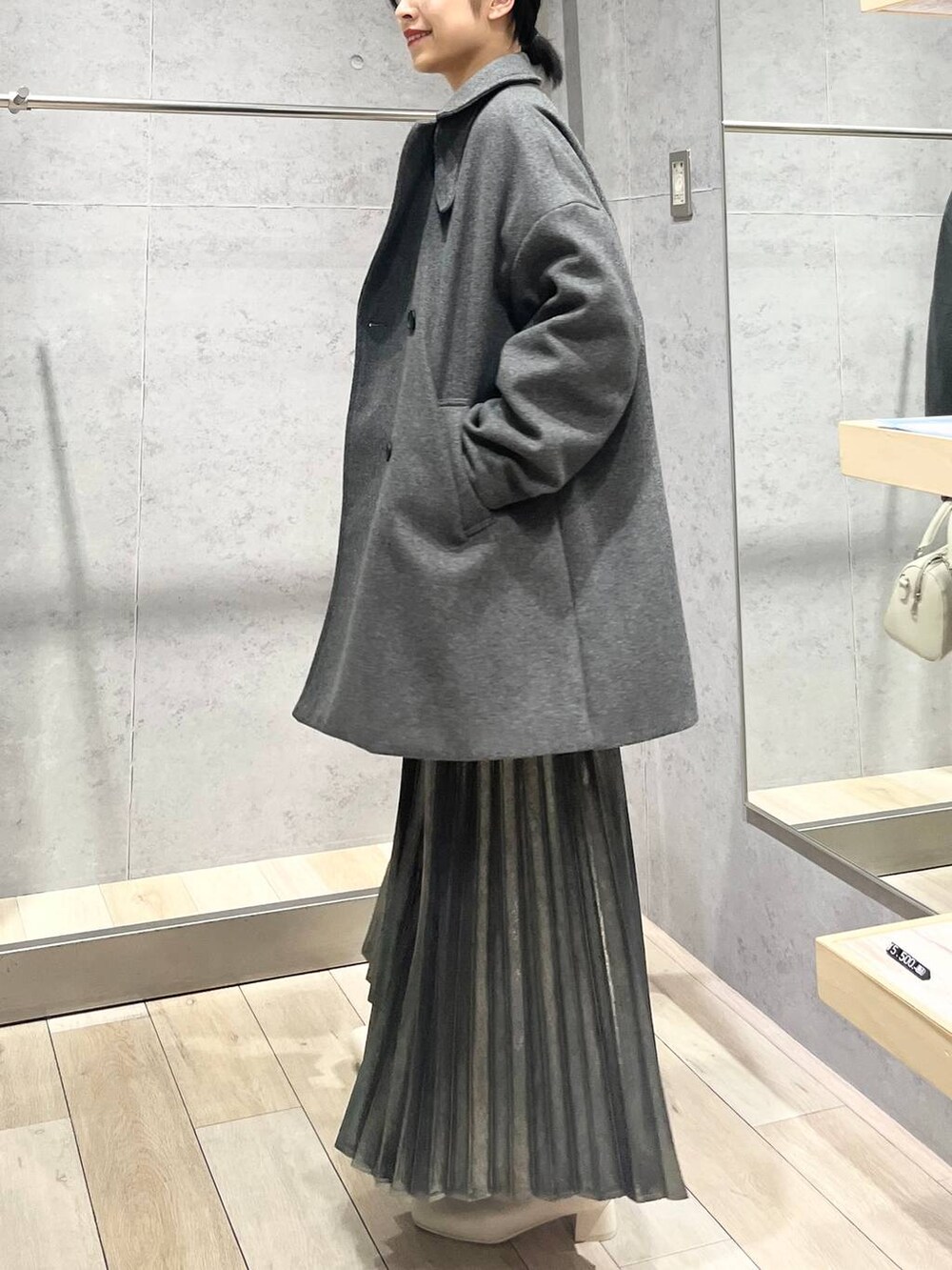 「カジュアル、モード、ベーシック/シンプル、デート/ロマンティック、楽ちんコーデ、冬コーデ、女子会、きれいめカジュアル_LEPSIM、LEPSIM、おでかけ、シンプルコーデ、春色、モノトーン、アウター、セールコーデ」｜「LEPSIMのマルチWAYスマホストラップ　110335（スマホグッズ、シルバー系）」を使った、エムアイさん（レディース・162cm）の冬コーディネートの3枚目の写真