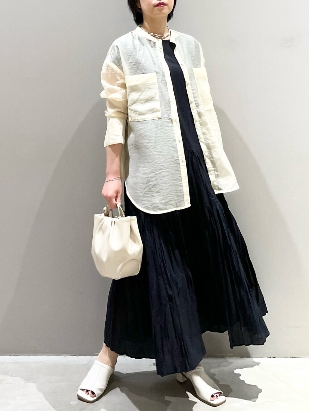 「LEPSIM、レプシィム(LEPSIM)、ロングワンピース、ティアード、ティアードワンピース、シアートップス、プチプラ、シャツスタイル、ハンドバッグ、休日スタイル、きれいめカジュアル、秋コーデ、ベージュ、モノトーン、ミュール」｜「LEPSIMのクリンクル切り替えフレンチスリーブワンピース（ワンピース/ドレス、ブラック系）」を使った、エムアイさん（レディース・162cm）の秋コーディネートの4枚目の写真