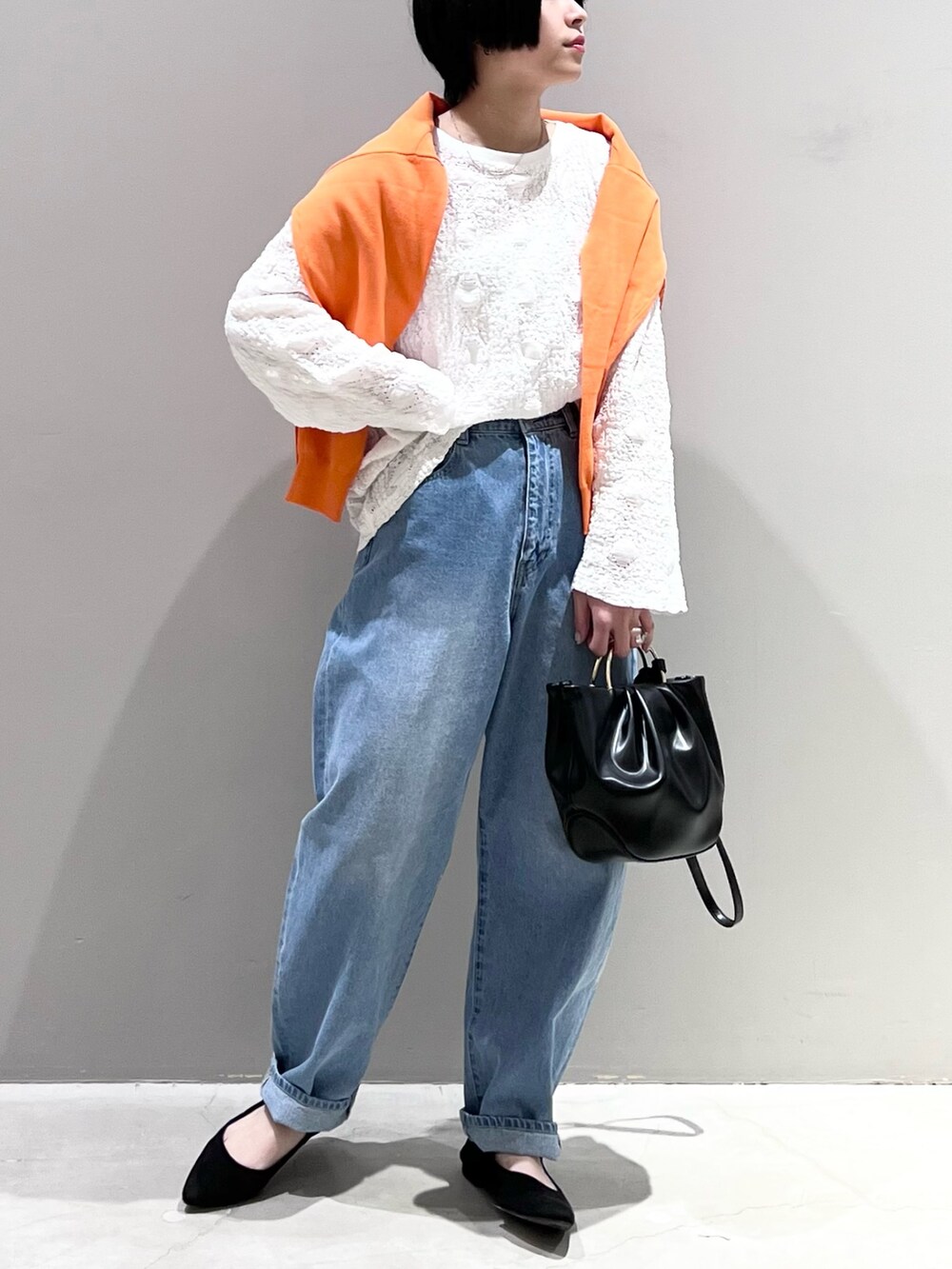 「LEPSIM、レプシィム(LEPSIM)、レース、レーストップス、デニム、デニムパンツ、カーブパンツ、ストラップシューズ、シンプルコーデ、カーディガン、春コーデ、シアートップス、淡色コーデ、きれいめカジュアル、休日スタイル」｜「LEPSIMのカーブデニムパンツ　356528（デニムパンツ、ブルー系）」を使った、エムアイさん（レディース・162cm）の春コーディネートの2枚目の写真