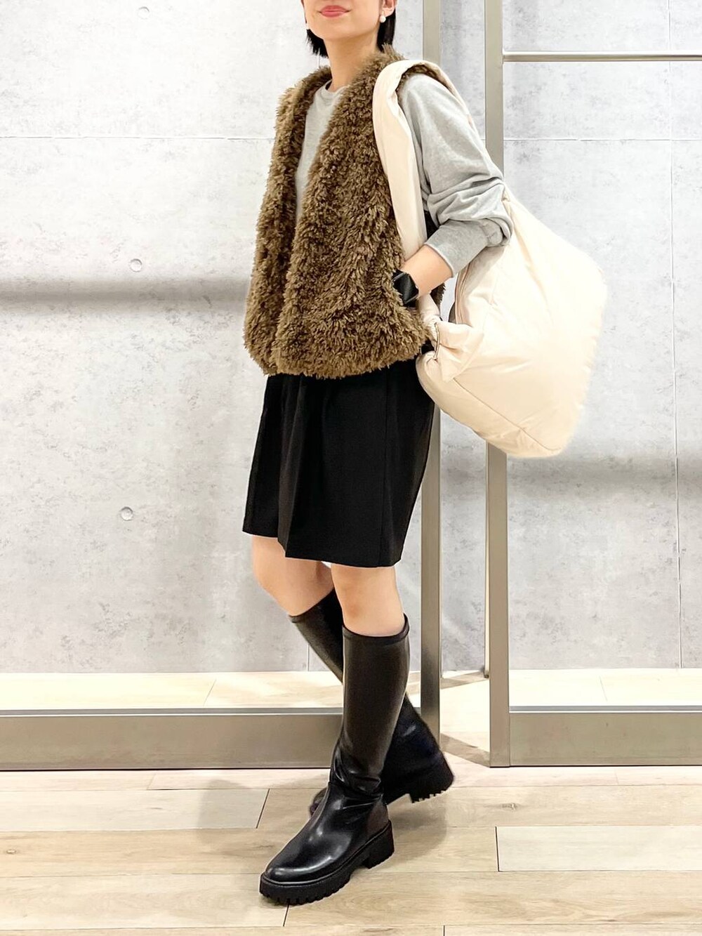 ブラウン系のベスト、ブラック系のその他パンツ、グレー系のTシャツ/カットソーを着用したレディースの秋コーディネートの2枚目の写真