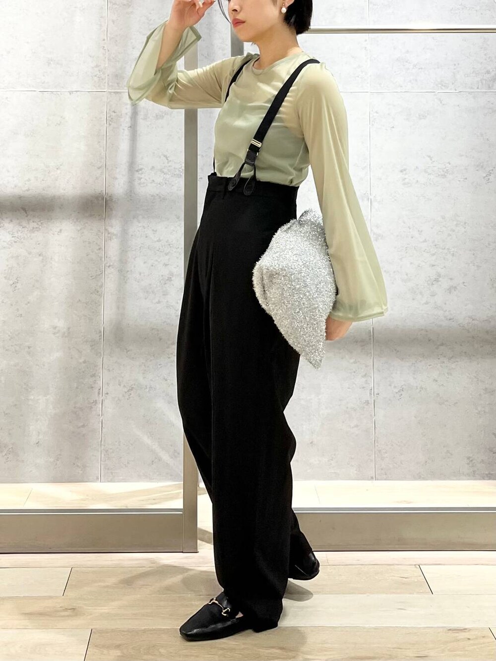 ブラック系のキャミソール、ブラック系のローファー、ブラック系のその他パンツを着用したレディースの秋コーディネートの6枚目の写真