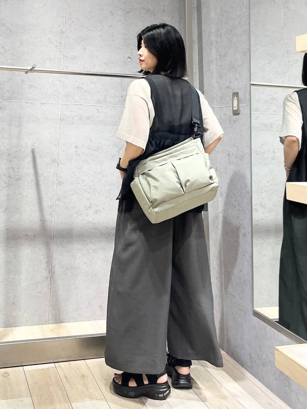 「カジュアル、モード、ベーシック/シンプル、デート/ロマンティック、楽ちんコーデ、女子会、きれいめカジュアル_LEPSIM、LEPSIM、おでかけ、シンプルコーデ、サロペット、ワンピース、リネン・透けアイテム、ベスト、シアートップス」｜「LEPSIMの3連ボールネックレス　287544（ネックレス、シルバー系）」を使った、エムアイさん（レディース・162cm）の夏コーディネートの2枚目の写真
