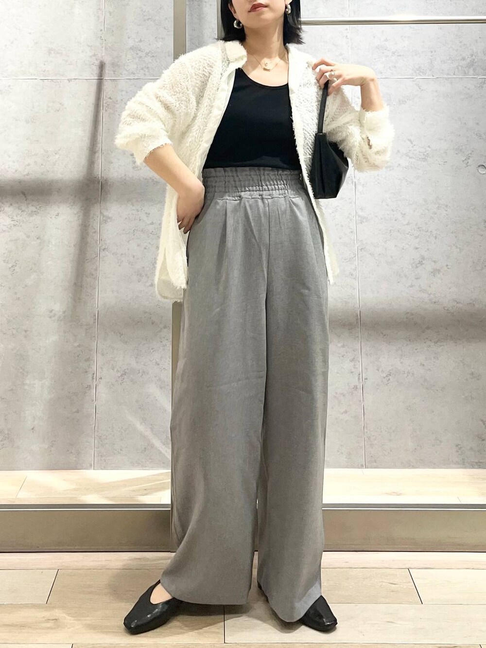 ブラック系のハンドバッグ、ホワイト系のシャツ/ブラウス、ブラック系のパンプスを着用したレディースの春コーディネートの9枚目の写真