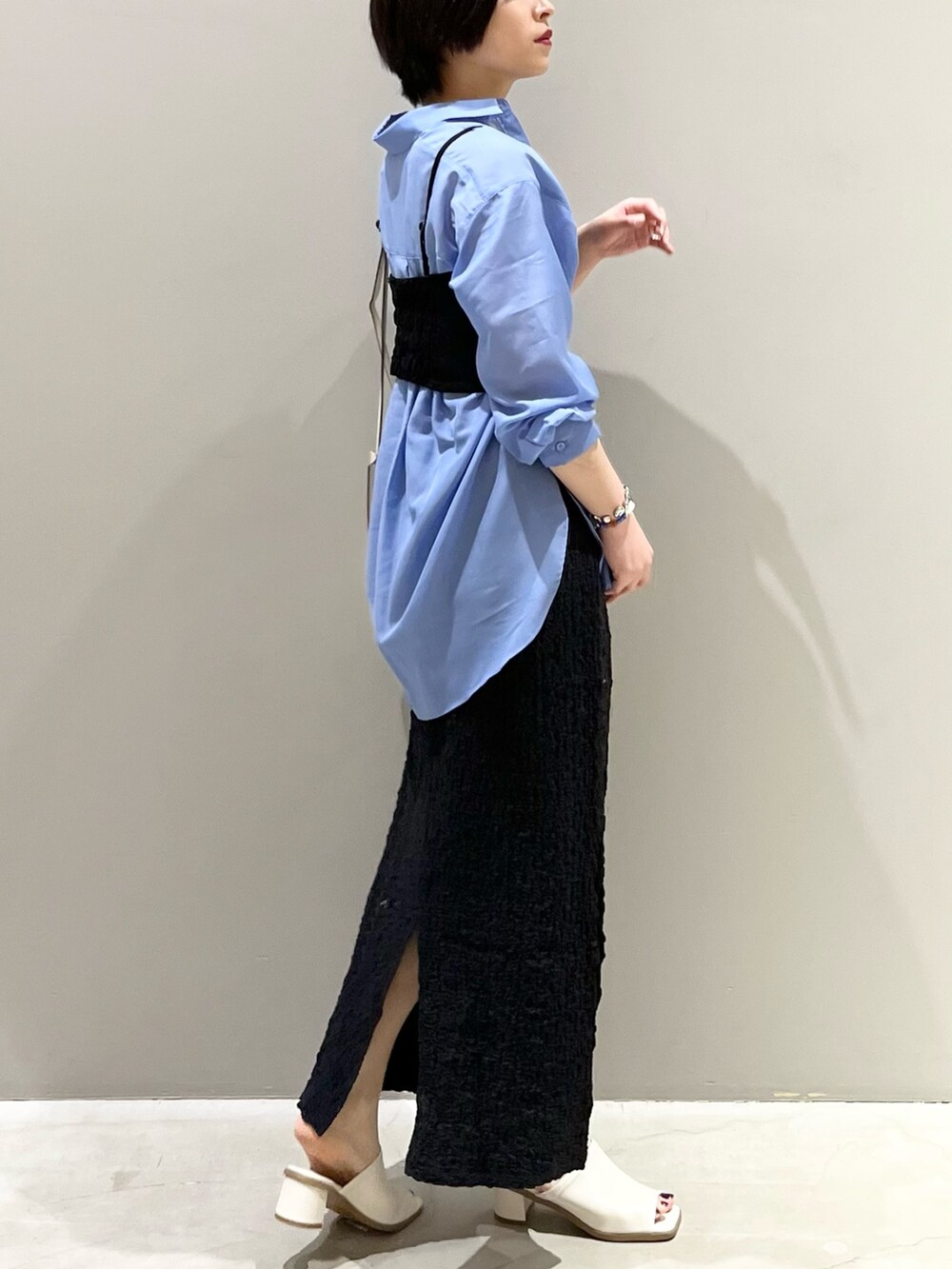 ホワイト系のサンダル、ブラック系のスカート、ブルー系のシャツ/ブラウスを着用したレディースの春コーディネートの5枚目の写真