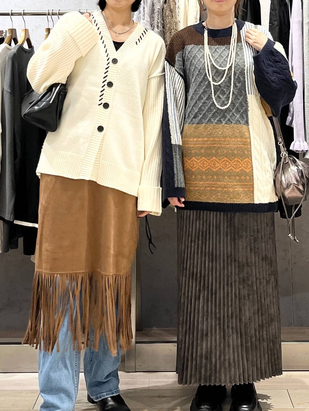 ブルー系のデニムパンツ、ブラック系のその他シューズ、グレー系のスカートを着用したレディースの秋コーディネートの4枚目の写真