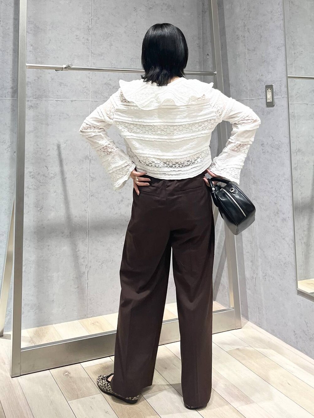 ブラック系のボストンバッグ、その他のバレエシューズ、ホワイト系のタンクトップを着用したレディースの秋コーディネートの8枚目の写真