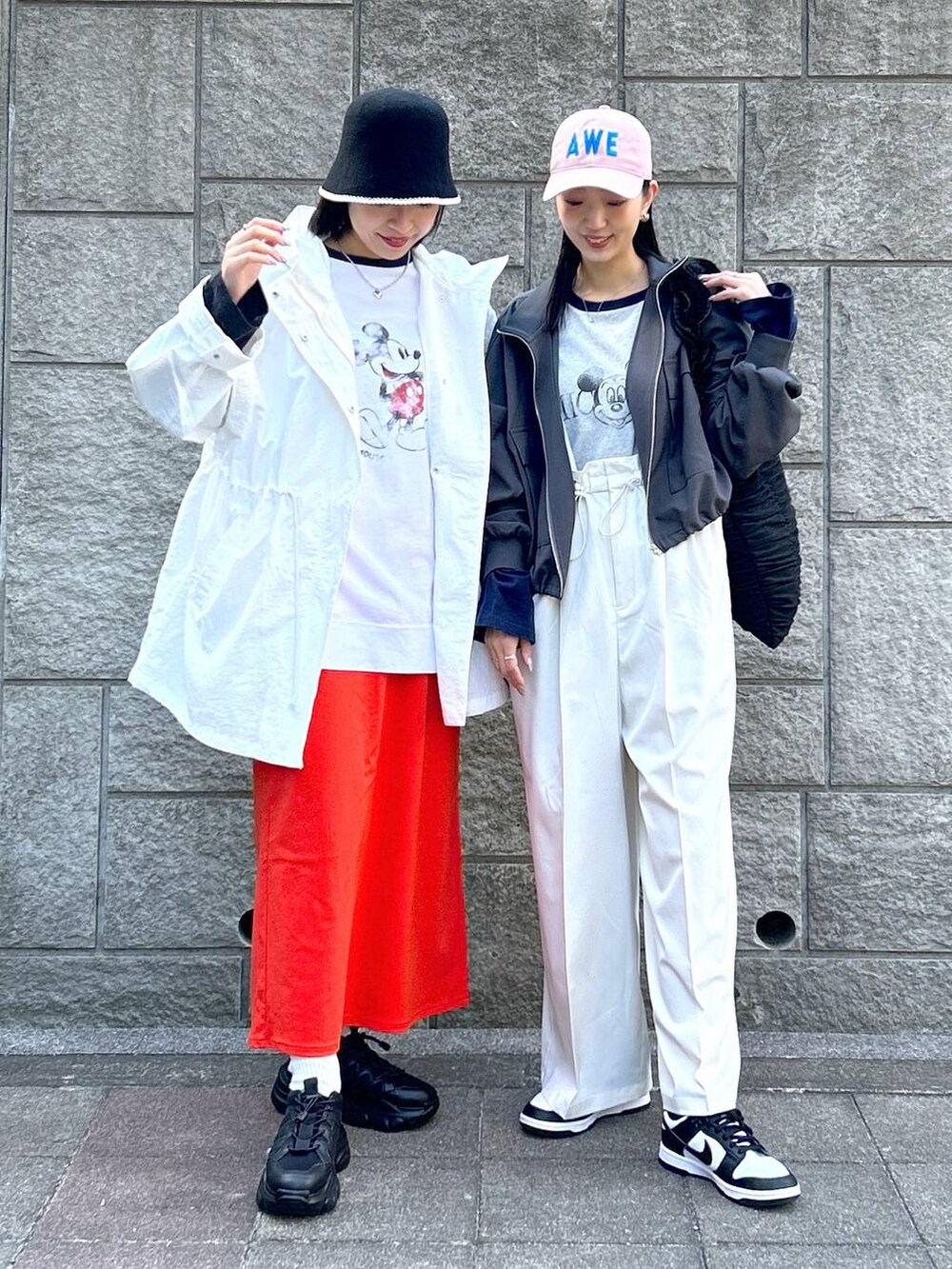 ブラック系のショルダーバッグ、ブラック系のトートバッグ、ブラック系のTシャツ/カットソーを着用したレディースの春コーディネートの5枚目の写真