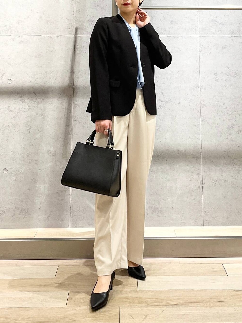 ブルー系のシャツ/ブラウス、ブラック系のノーカラージャケット、ブラック系のショルダーバッグを着用したレディースの冬コーディネートの6枚目の写真