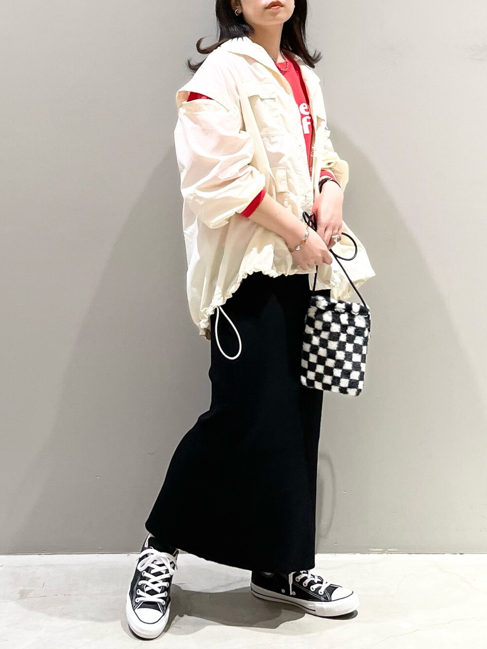 ブラック系のスカート、ブラック系のスニーカー、その他のバッグを着用したレディースの秋コーディネートの5枚目の写真