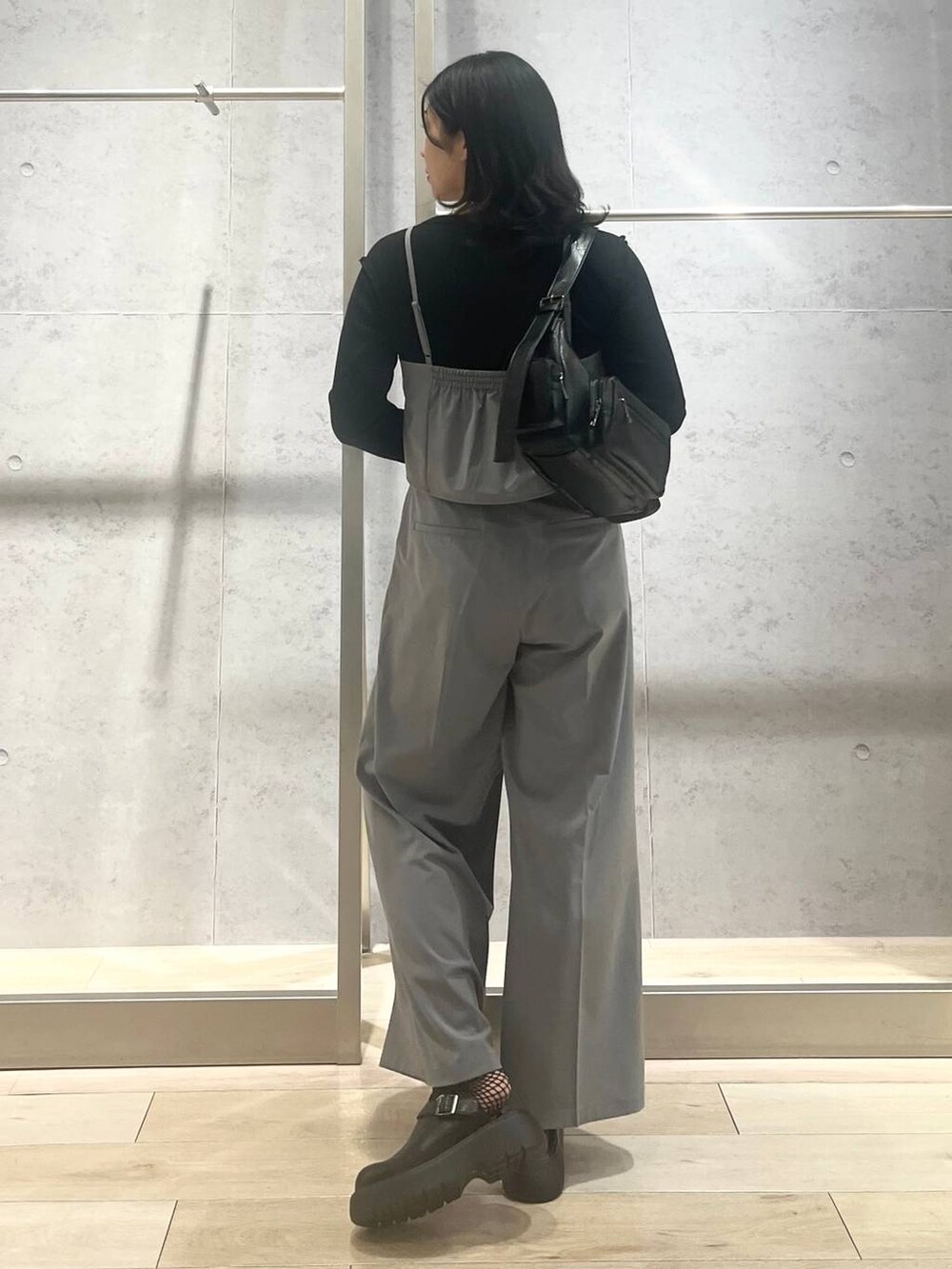 グレー系のその他パンツ、ブラック系のショルダーバッグ、ブラック系のサンダルを着用したレディースの冬コーディネートの5枚目の写真