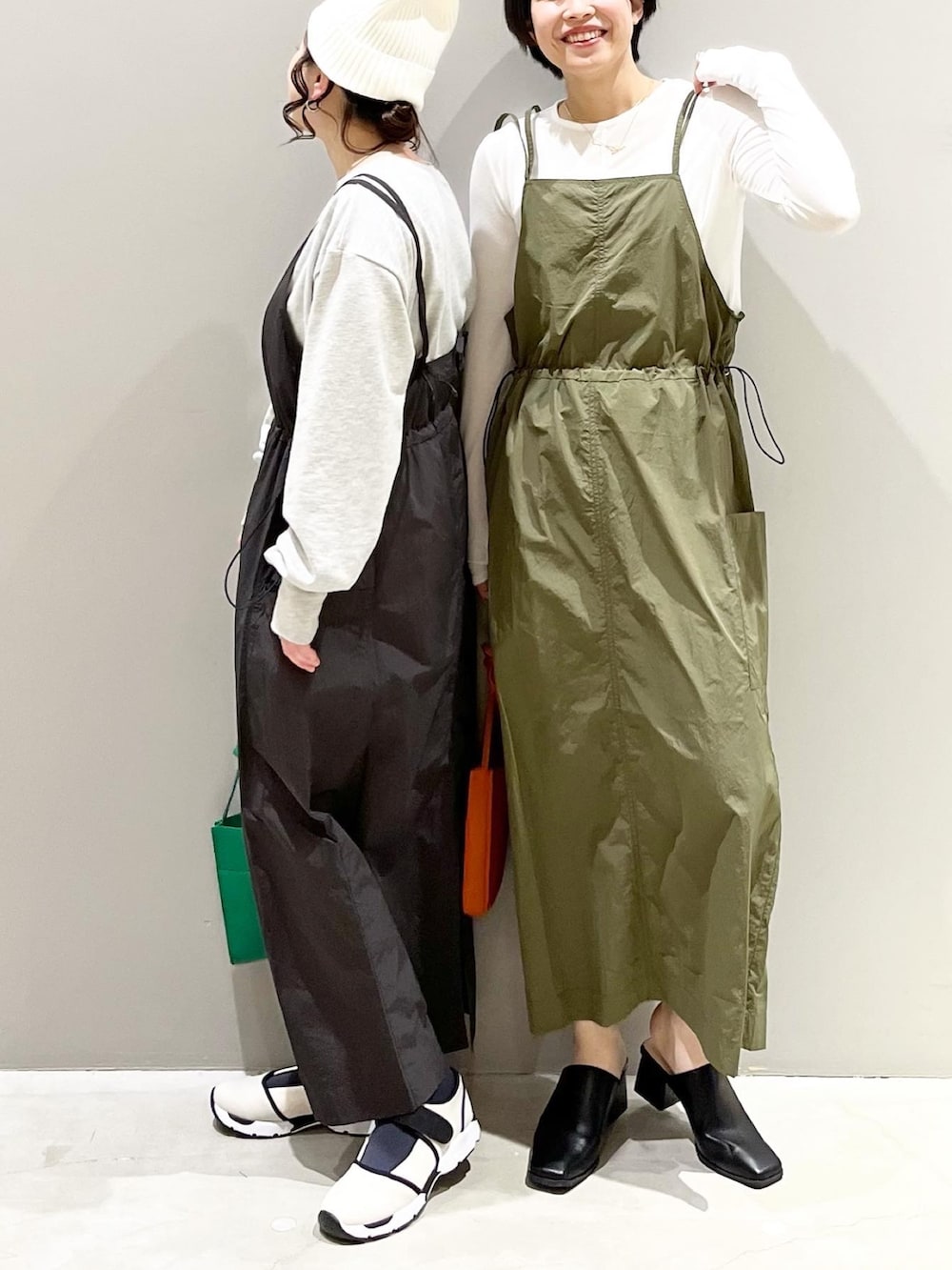「LEPSIM、レプシィム(LEPSIM)、ミリタリー、ミリタリーコーデ、エプロンワンピース、キャミワンピ、ワンピース、ストリート、春服みてみて、白スニーカー、春コーデ、ショルダーバッグ、スクエアバッグ、スウェット、ミュール」|「LEPSIMのスマホショルダー(バッグ、グリーン系)」を使った、エムアイさん(レディース・162cm)の春コーディネートの2枚目の写真