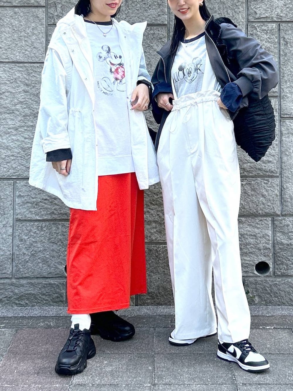 ブラック系のショルダーバッグ、ブラック系のトートバッグ、ブラック系のTシャツ/カットソーを着用したレディースの春コーディネートの2枚目の写真