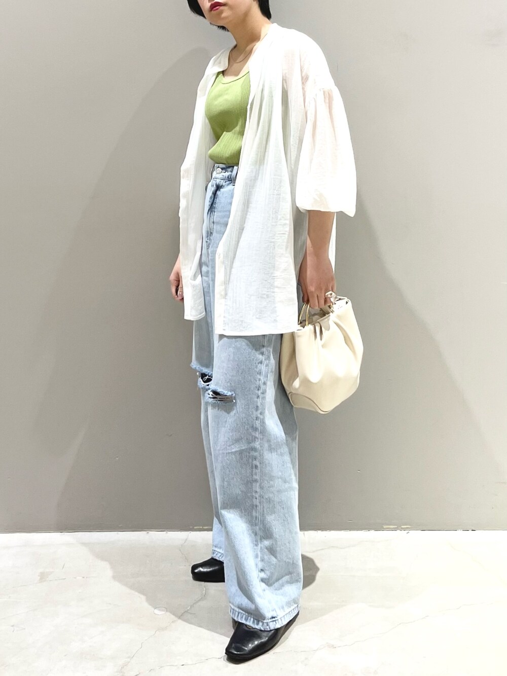 「LEPSIM、レプシィム(LEPSIM)、シアートップス、春コーデ、ボリューム袖、ライムグリーン、シアー、デニム、ダメージデニムパンツ、パンプス、ハンドバッグ、シンプルコーデ、淡色コーデ、ビッグシルエット、夏コーデ」｜「LEPSIMのダメージワイドデニムパンツ　193799（デニムパンツ、ブルー系）」を使った、エムアイさん（レディース・162cm）の春コーディネートの4枚目の写真