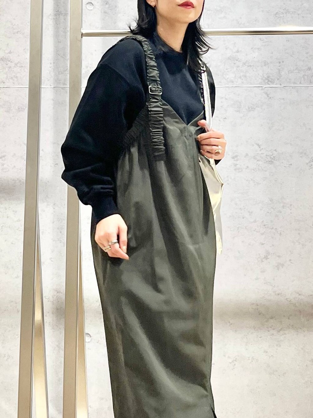 シルバー系のトートバッグ、ブラック系のローファー、ブラック系のスウェットを着用したレディースの冬コーディネートの3枚目の写真