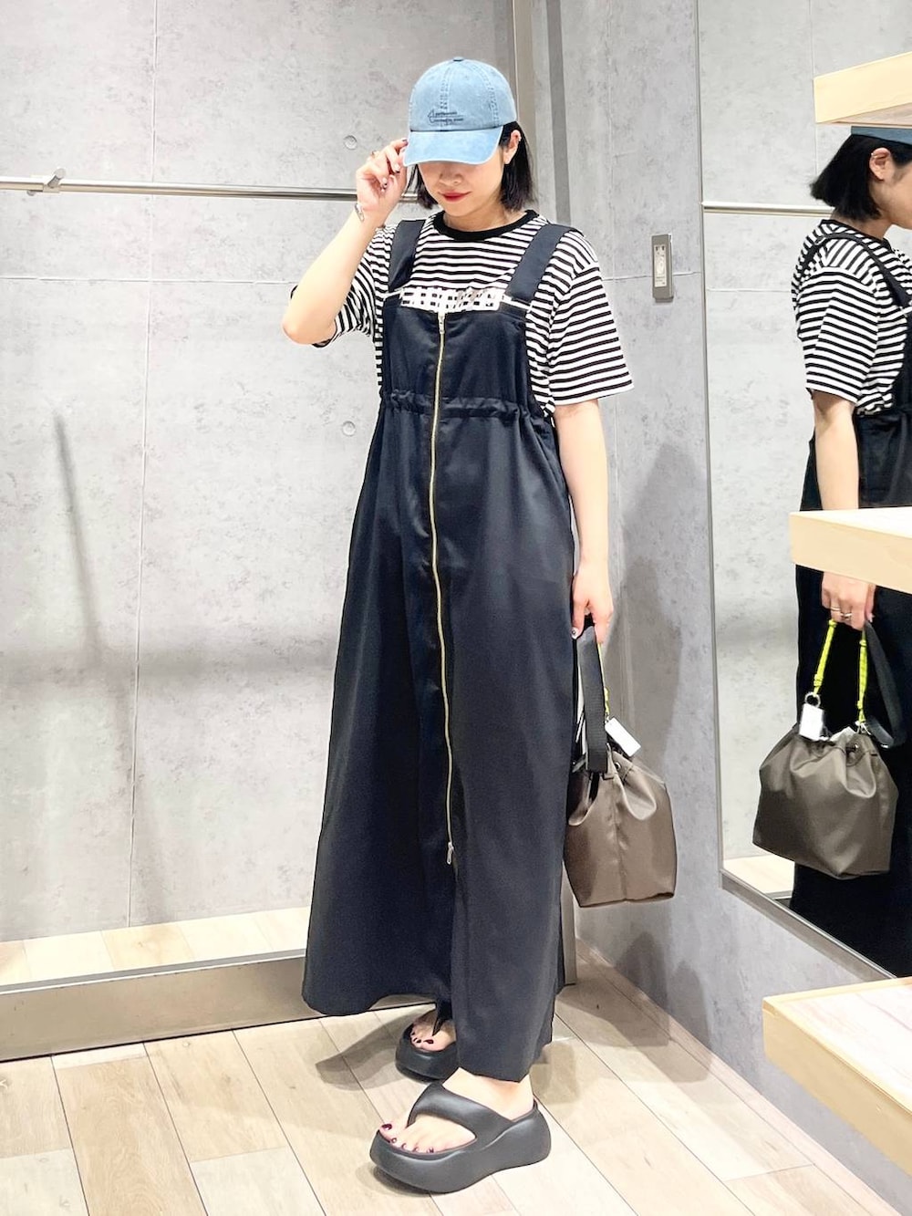 「カジュアル、モード、ベーシック/シンプル、デート/ロマンティック、楽ちんコーデ、夏コーデ、女子会、きれいめカジュアル_LEPSIM、バッグ、LEPSIM、サンダル、おでかけ、シンプルコーデ、ワンピース、WEB限定」｜「LEPSIMのEVA厚底トングサンダル　327881（サンダル、ブラック系）」を使った、エムアイさん（レディース・162cm）の夏コーディネートの2枚目の写真